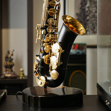 Саксофон на підставці фото