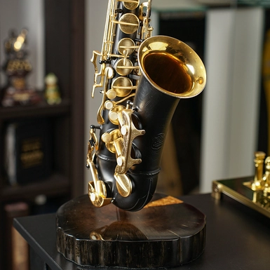 wow відео Авторська настільна лампа «Саксофон» із вінтажного інструменту