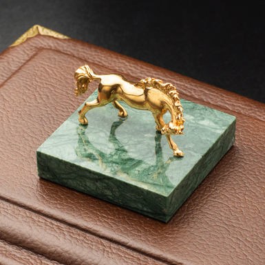 Статуетка на мармуровій підставці фото