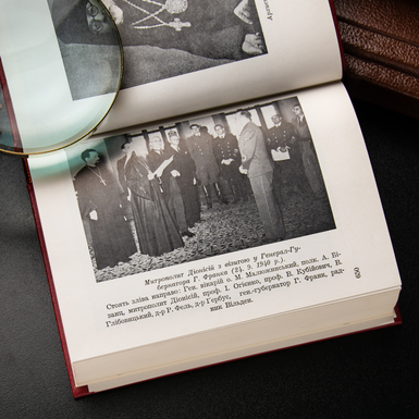 Історичні фотографії у книзі фото