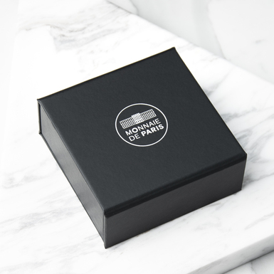 серебряная объемная монета в коробке фото 1