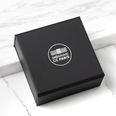 серебряная объемная монета в коробке фото 1