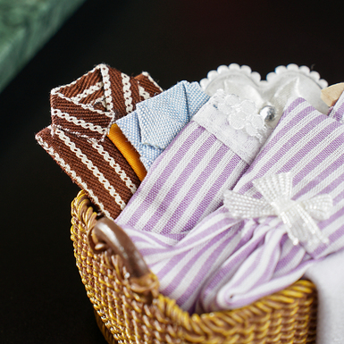 корзина с бельем в миниатюре фото 1