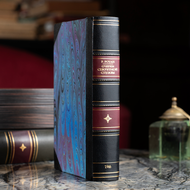 Книга в синій обкладинці фото