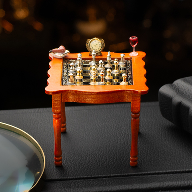 миниатюрные шахматы на столе фото 1