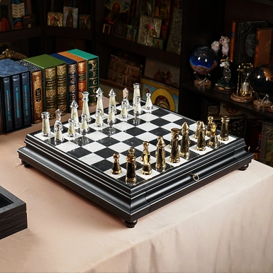 Шаховий набір "Crown" з мармуровою дошкою (60х60 см) та фігурками з позолотою і посрібленням від ITALFAMA