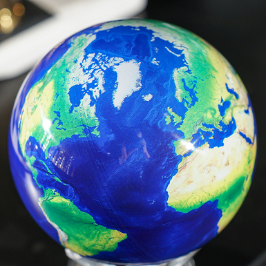 глобус, який обертається від світла.