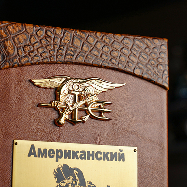 книга з елементами з латуні фото