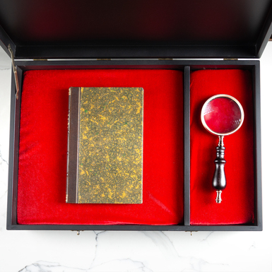 старовинна книга з лупою фото