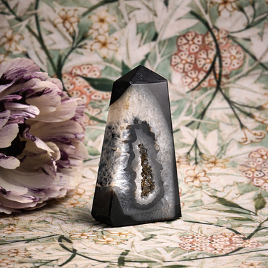 хорошее фото минерала на нежном фоне