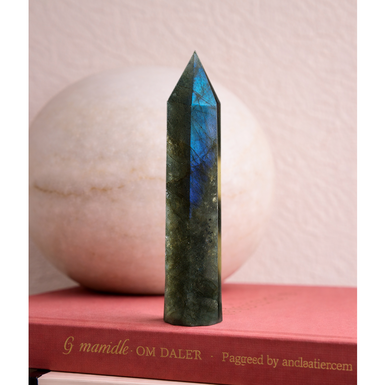 хорошее фото синего минерала на нежном фоне