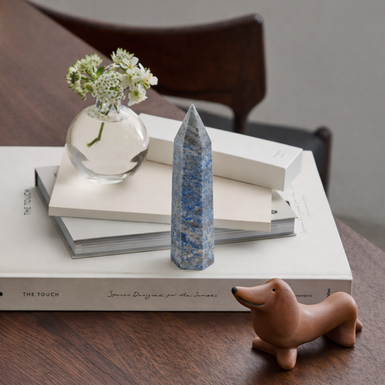 красивый синий минерал на фоне дома