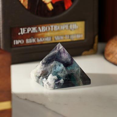wow video Пирамида из флюорита "Космос" от Stone Art Designe (77 г)