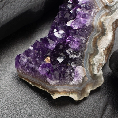 wow video Друза аметиста на агате "Violet glow" от Stone art designe (77 г)