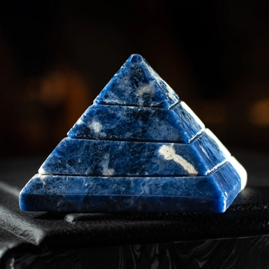 wow video Пирамида из содалита Blueberry от Stone Art Designe (263 г)
