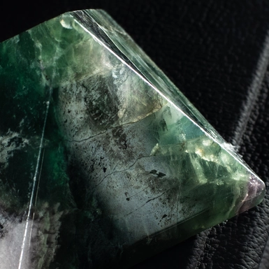 wow video Пирамида из флюорита от "Chromia" Stone Art Designe (404 г)