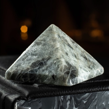 wow video Пирамида из лабрадорита "Iridessa" от Stone Art Design