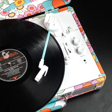 wow video Виниловый проигрыватель Cruiser Plus Portable Turntable with Bluetooth In/Out - Groovy Floral от Crosley