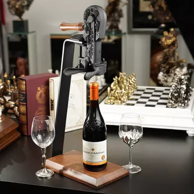 wow video ручной штопор с основанием и ручкой из орехового дерева от Wine Enthusiast