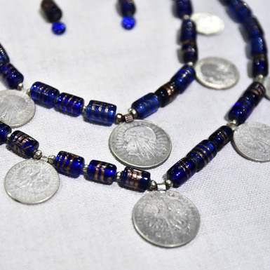 ожерелье с серебряными монетами