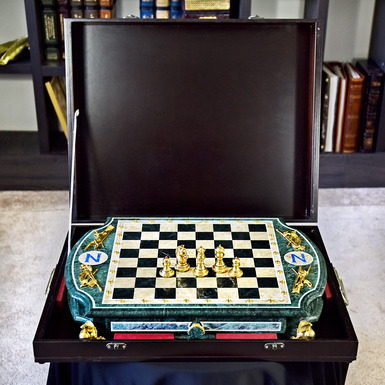 Шахматная доска в коробке