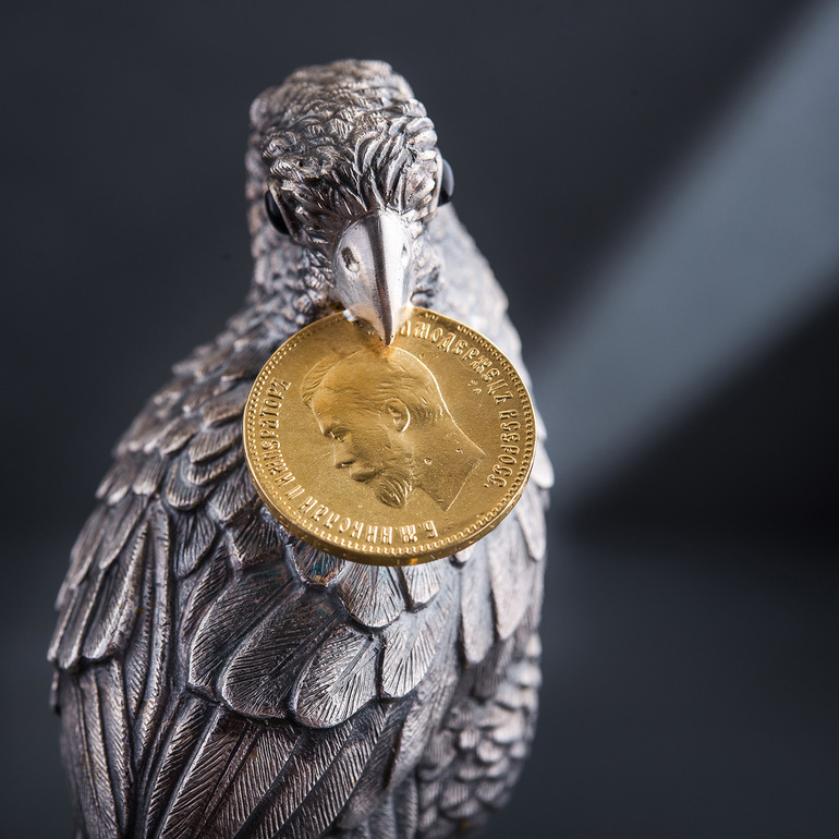 попугай с монетой