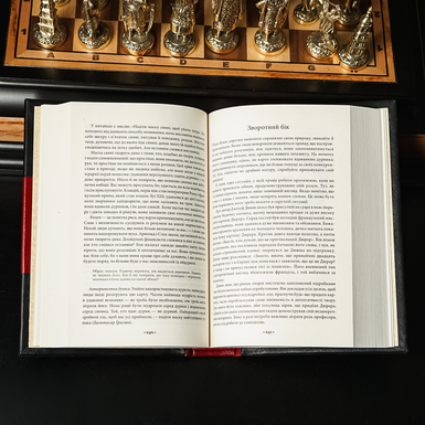  книга "48 законів влади", Роберт Грін в червоно-чорній палітурці