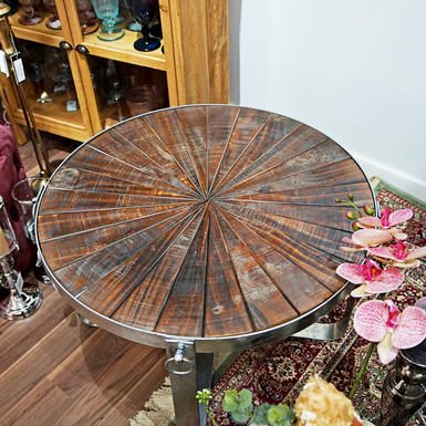 Round table on four metal legs with rivets - buy in an online gift