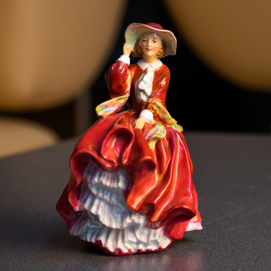 эксклюзивный подарок антикварная статуэтка «Дама в красном» купить в Украине