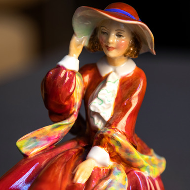 exclusive gift antique figurine "Lady in Red" 