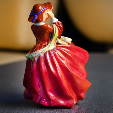  антикварная статуэтка «Дама в красном» купить в Украине