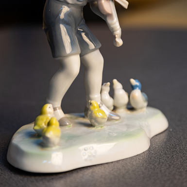 Антикварная фарфоровая статуэтка «Мальчик со скрипкой» купить  в онлайн магазине
