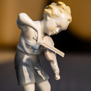 Антикварна порцелянова статуетка «Хлопчик зі скрипкою» купити в Україні