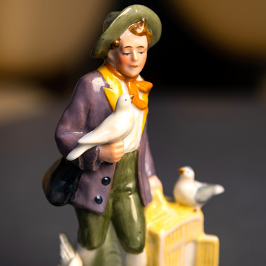 ексклюзивний подарунок антикварна статуетка «Хлопчик і голуби» купити в Україні 