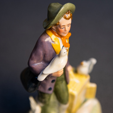 ексклюзивний подарунок антикварна статуетка «Хлопчик і голуби» купити в онлайн магазині
