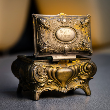 an exclusive gift to buy an antique bronze casket 