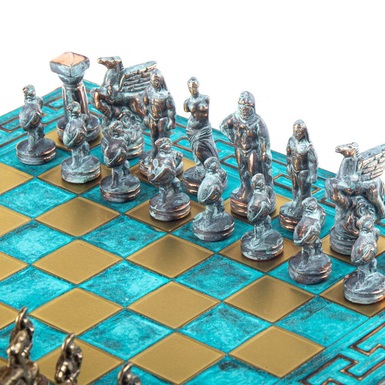 срібні фігурки на шахи у вигляді богів