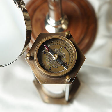Винтажные песочные часы с компасом