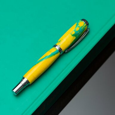 Ручка-роллер Alligator на столе.jpg