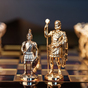 шахматы с позолоченными фигурами