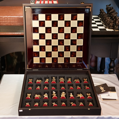 шахматы с позолоченными фигурами